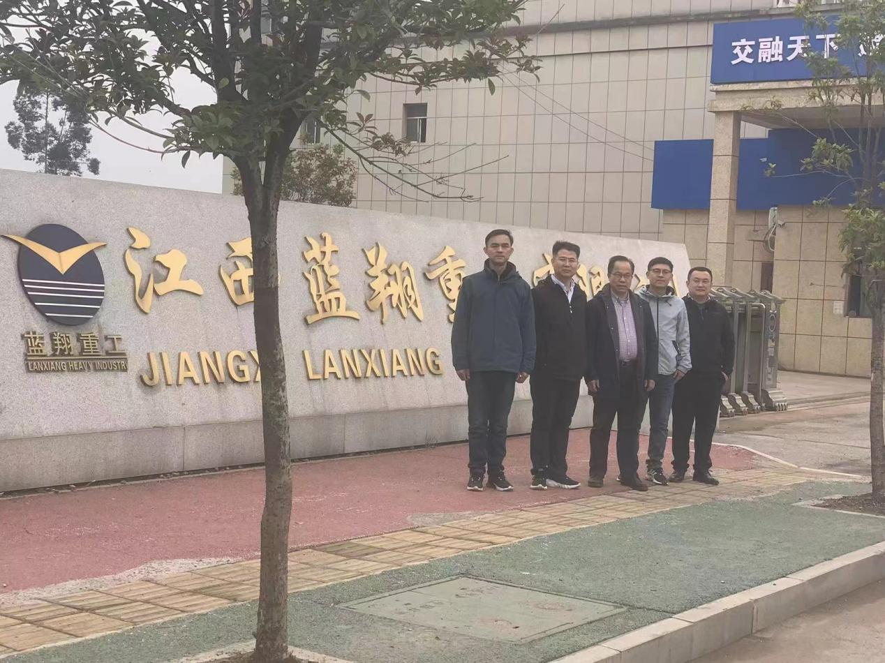 兗礦能源鮑店煤礦領(lǐng)導(dǎo)一行蒞臨江西藍(lán)翔重工驗(yàn)收設(shè)備